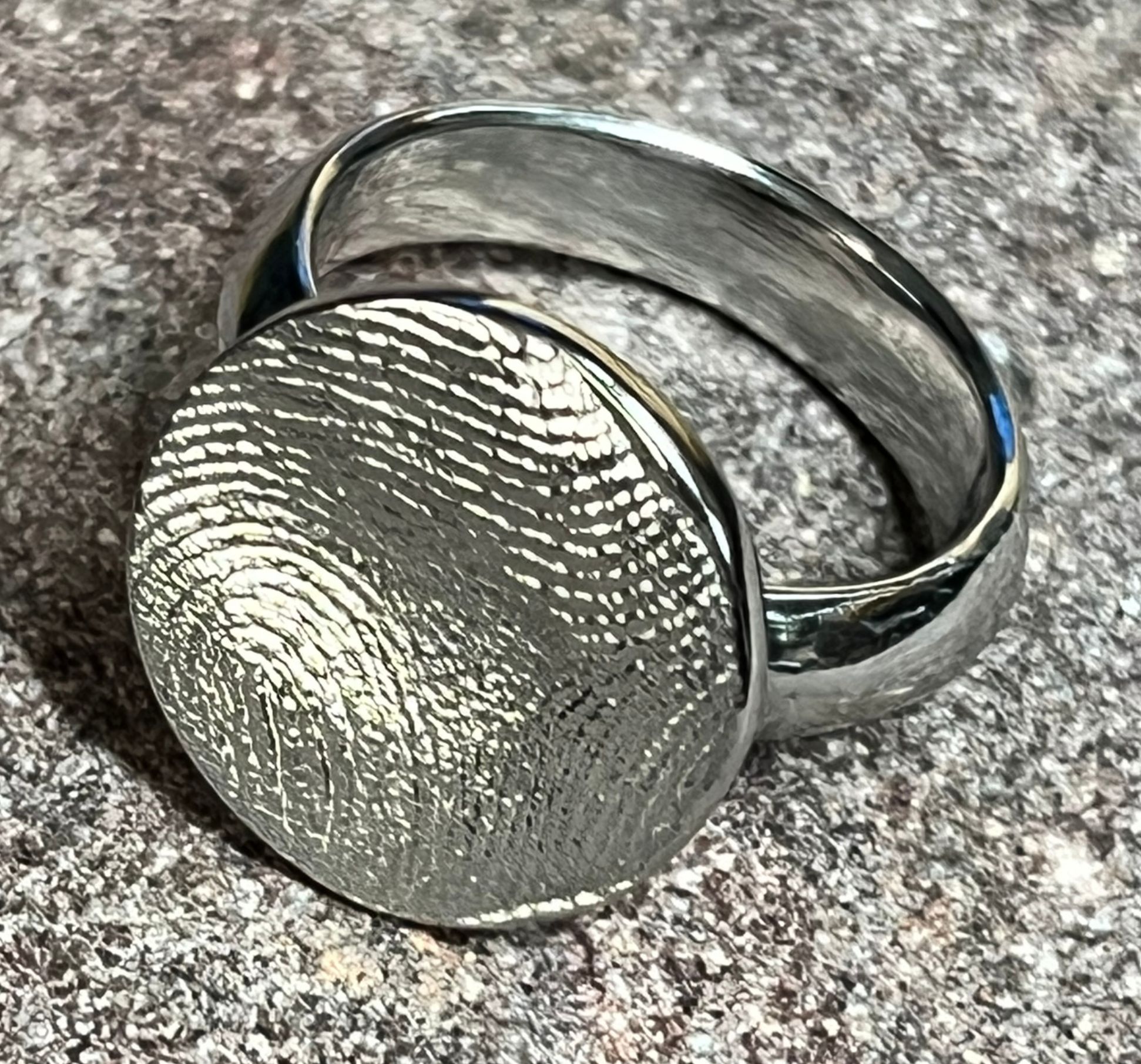 Kleiner und großer Kreis Fingerprint-Unikate quadratsich